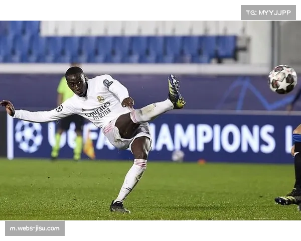 亚特兰大前锋在越位陷阱形成瞬间的启动选择被VAR多角度回放 亚特兰大前锋在越位陷阱形成瞬间的启动选择被VAR多角度回放