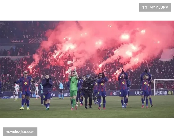 欧足联加强赛场纪律管理,对烟火投掷、堵塞通道等违规行为实施严厉处罚 欧足联加强赛场纪律管理,对烟火投掷、堵塞通道等违规行为实施严厉处罚