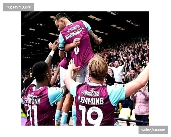 通讯:保级生死战前,谢菲联主帅与球迷在训练基地外暖心互动。